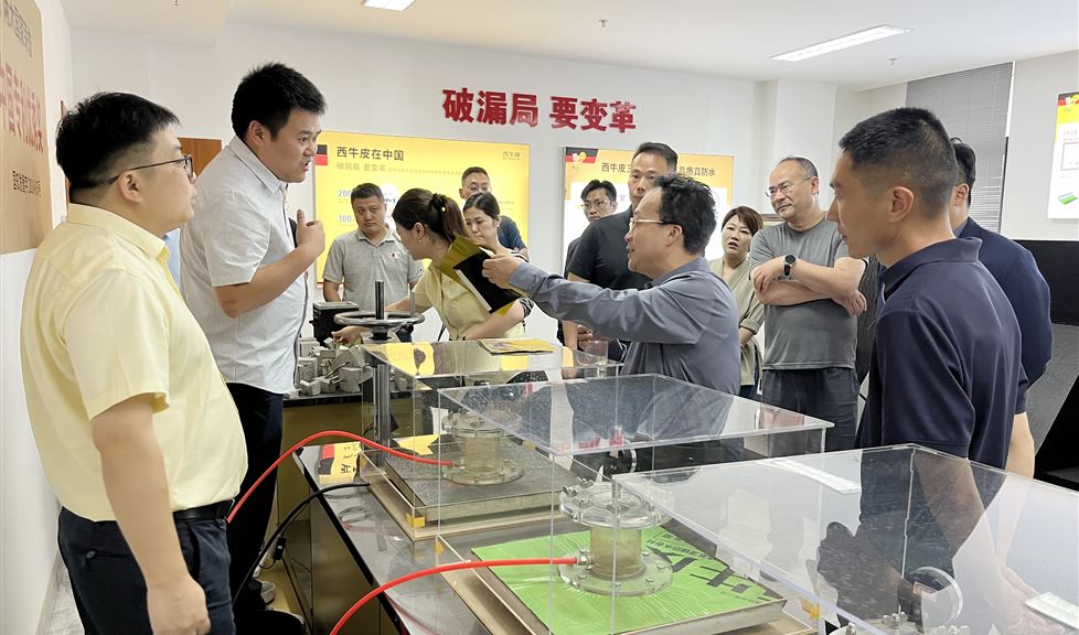 西牛皮防水應(yīng)用示范基地（淮安站）迎來河海大學(xué)淮安校友一行